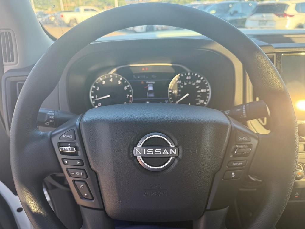 Nissan Frontier Vehicle Full-screen Gallery Image 10