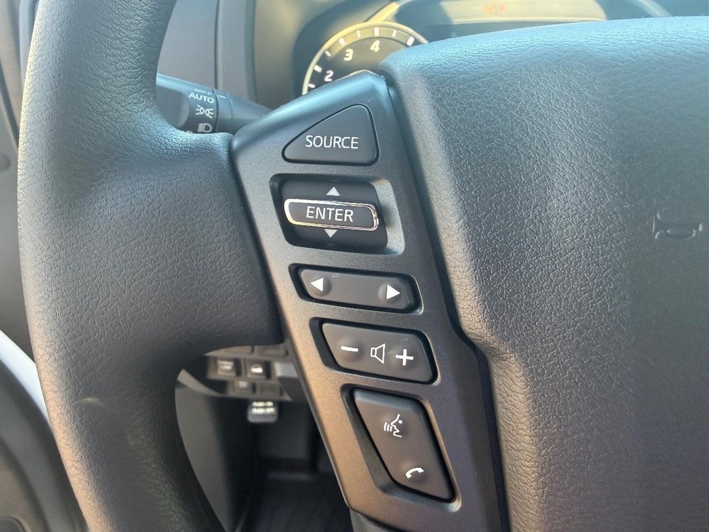 Nissan Frontier Vehicle Full-screen Gallery Image 11