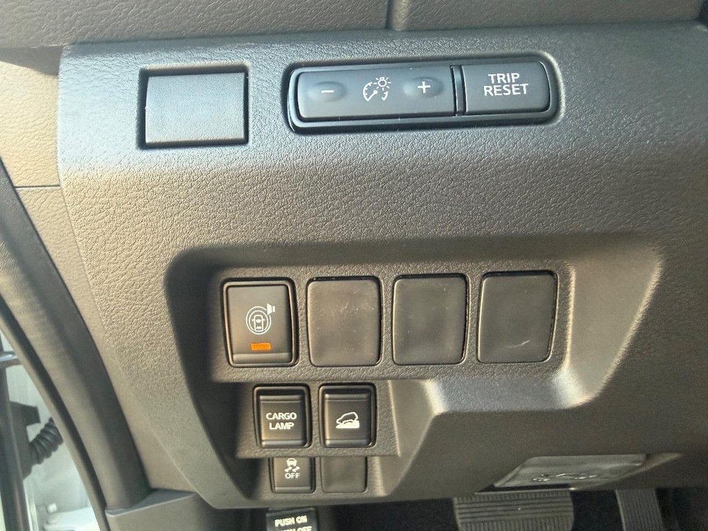 Nissan Frontier Vehicle Full-screen Gallery Image 13