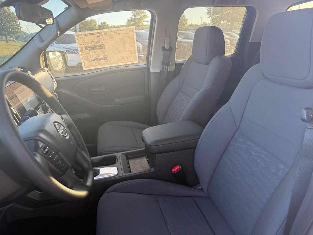 Nissan Frontier Vehicle Full-screen Gallery Image 14