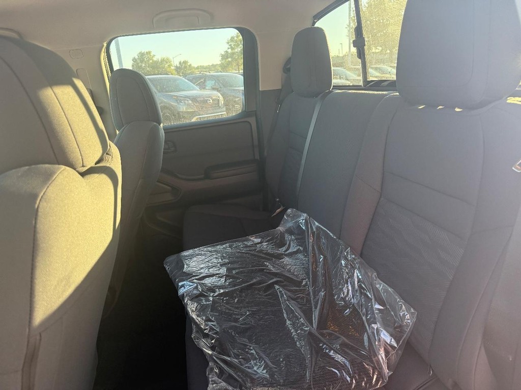 Nissan Frontier Vehicle Full-screen Gallery Image 15