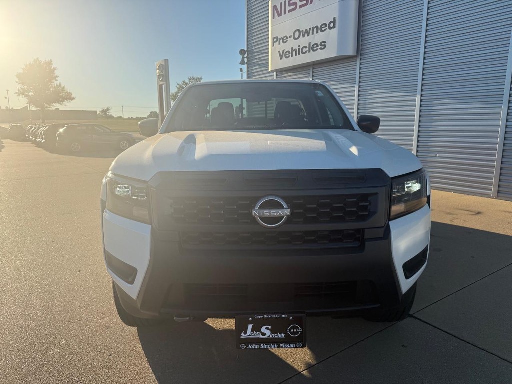 Nissan Frontier Vehicle Full-screen Gallery Image 16