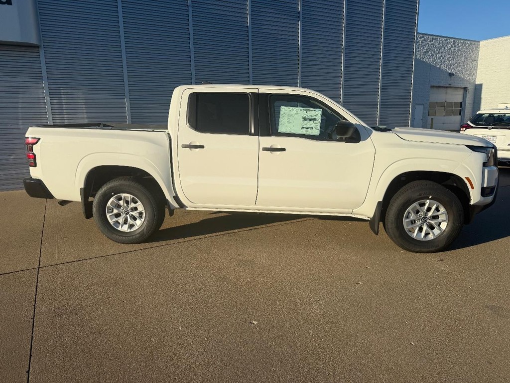 Nissan Frontier Vehicle Full-screen Gallery Image 17