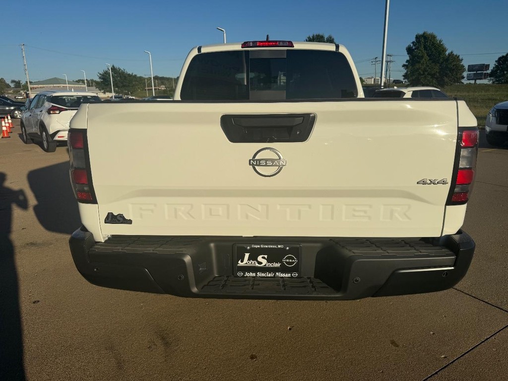 Nissan Frontier Vehicle Full-screen Gallery Image 18
