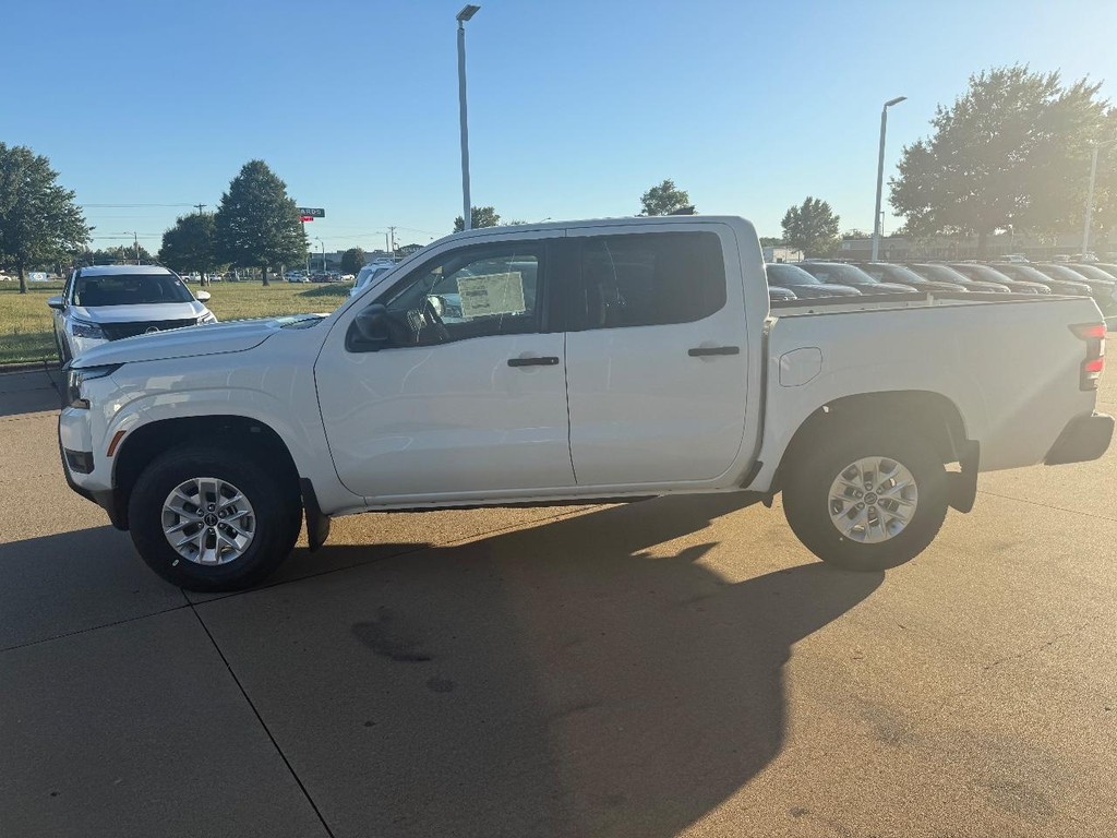 Nissan Frontier Vehicle Full-screen Gallery Image 19