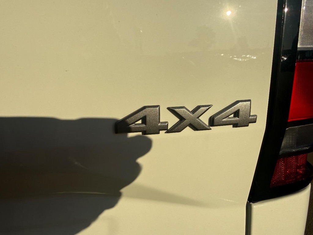 Nissan Frontier Vehicle Full-screen Gallery Image 21