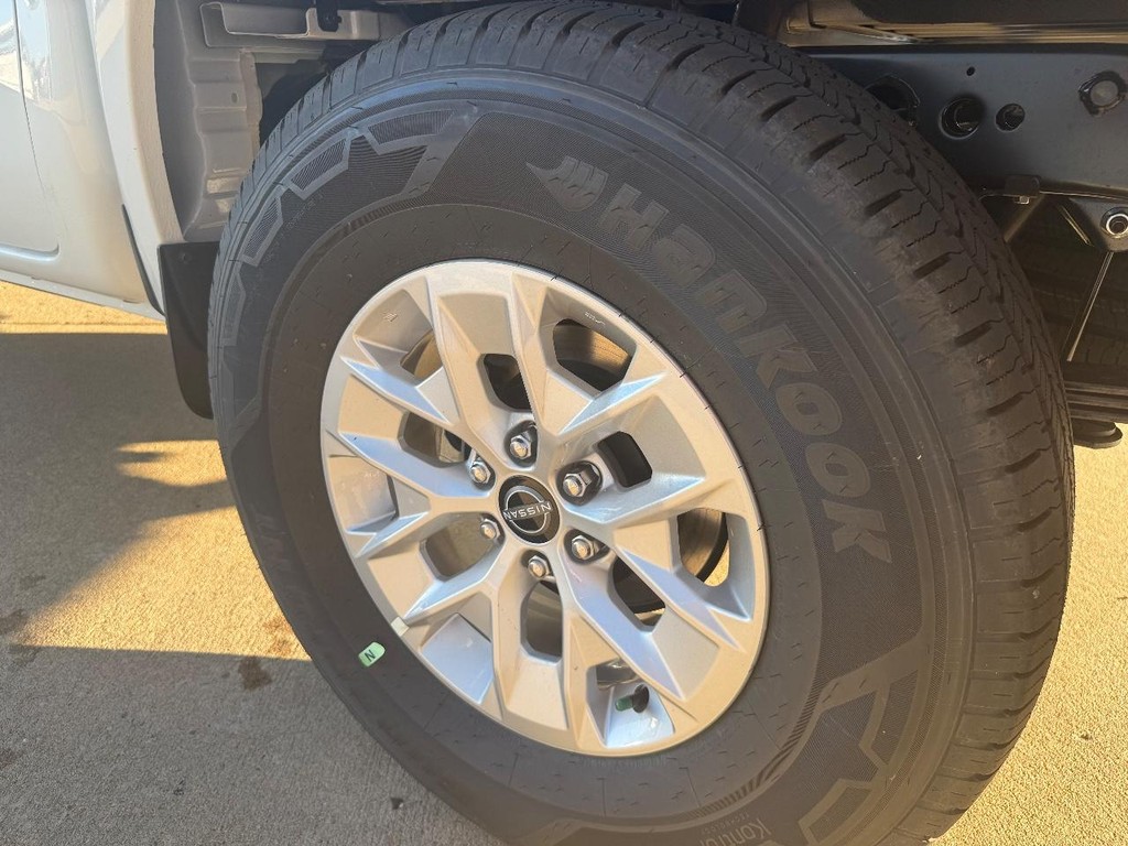 Nissan Frontier Vehicle Full-screen Gallery Image 22