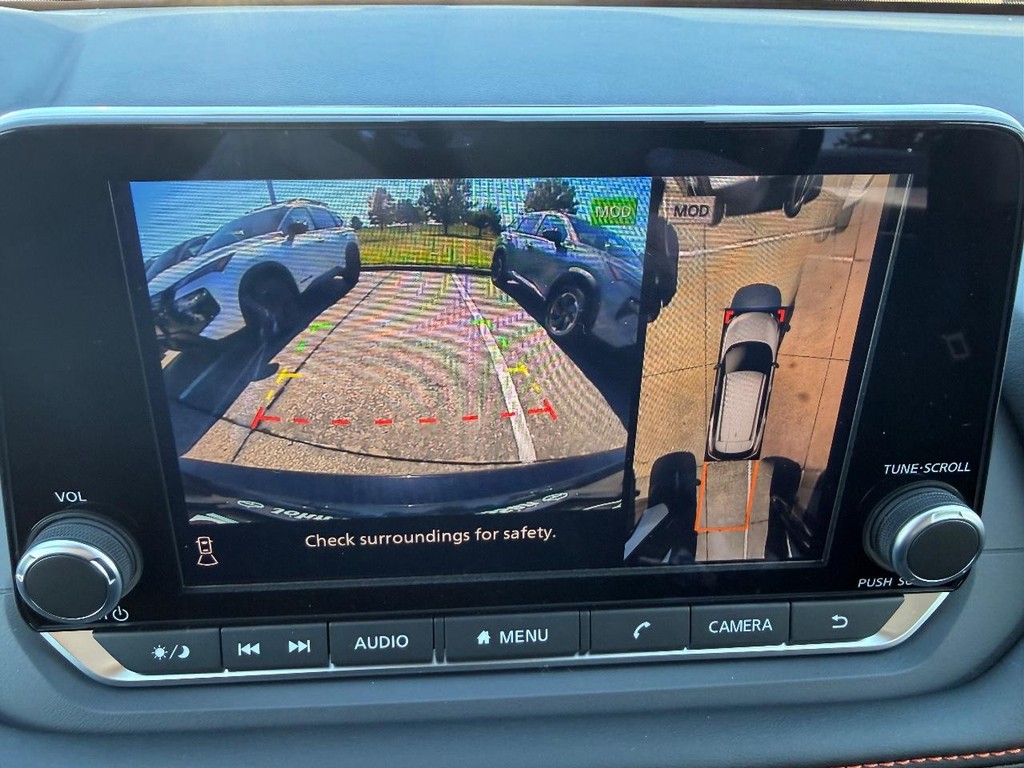 Nissan Rogue Vehicle Full-screen Gallery Image 02