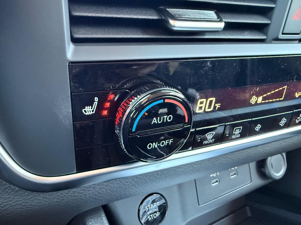 Nissan Rogue Vehicle Full-screen Gallery Image 03