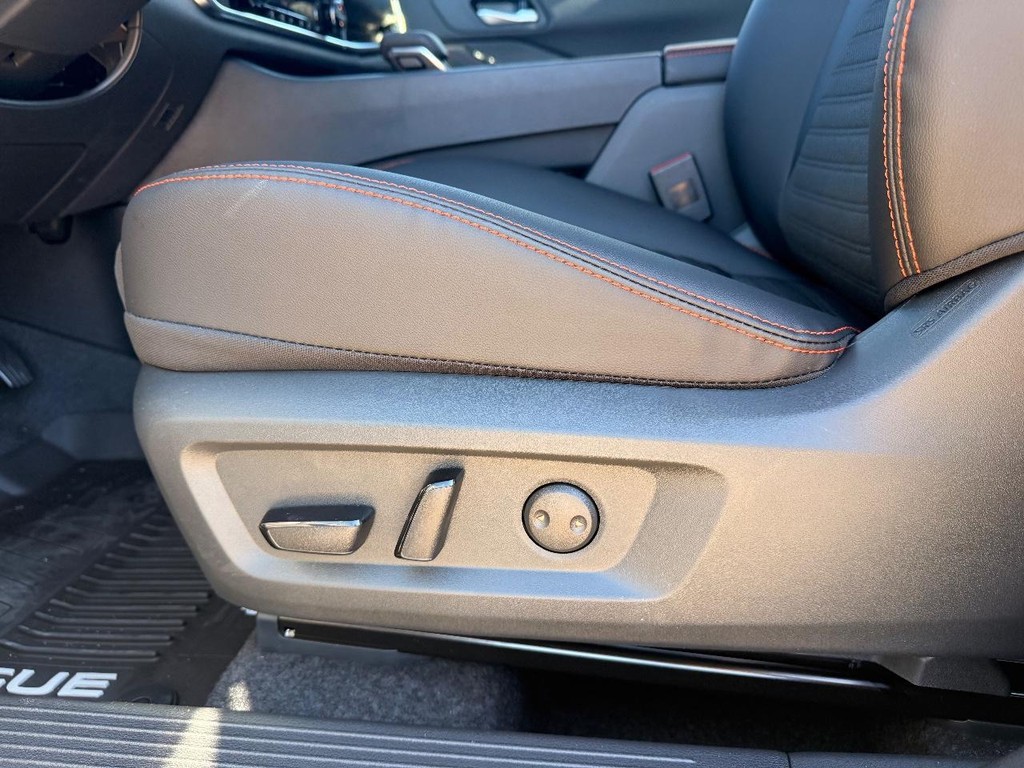 Nissan Rogue Vehicle Full-screen Gallery Image 04