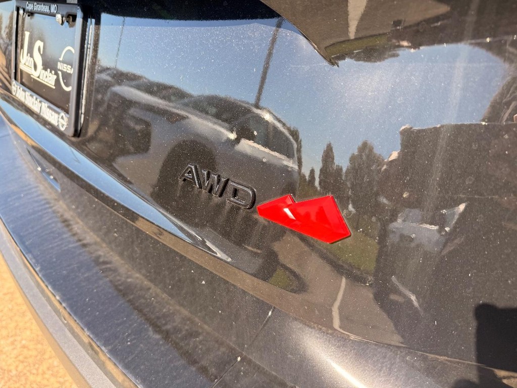 Nissan Rogue Vehicle Full-screen Gallery Image 06