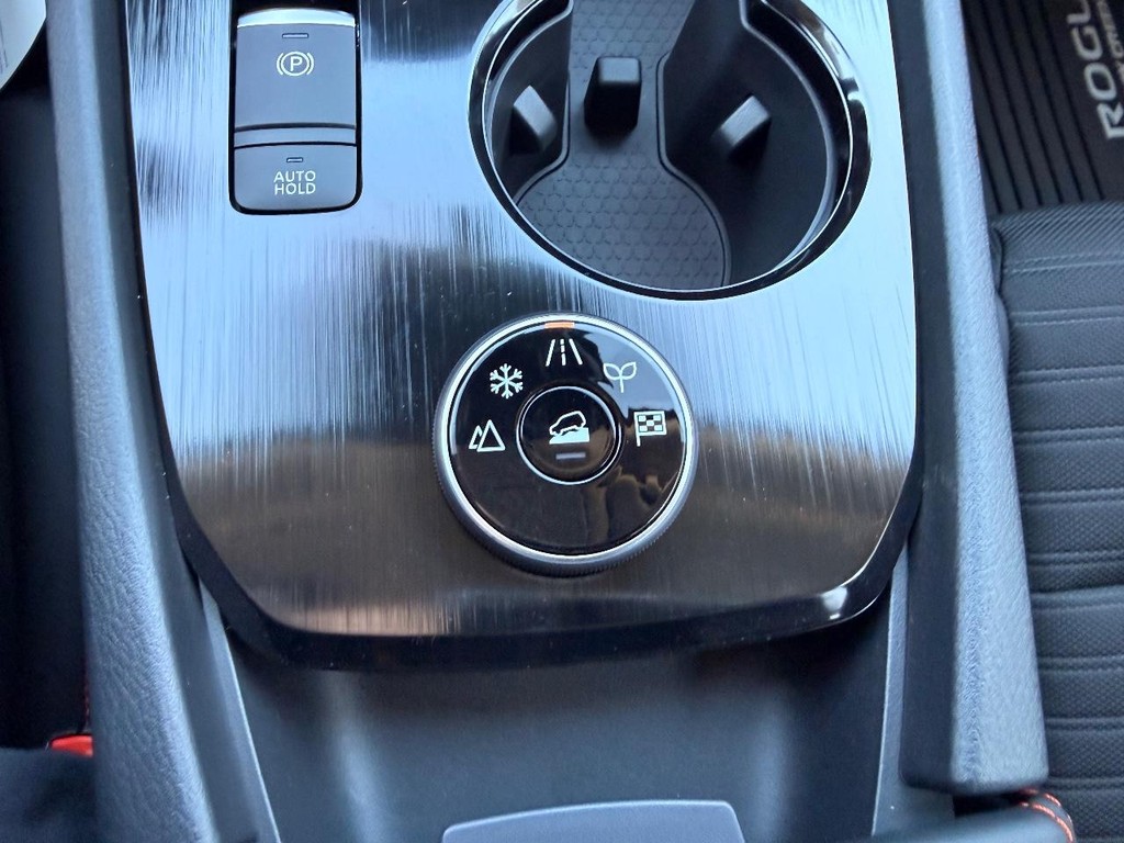 Nissan Rogue Vehicle Full-screen Gallery Image 09