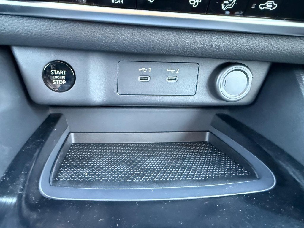 Nissan Rogue Vehicle Full-screen Gallery Image 12