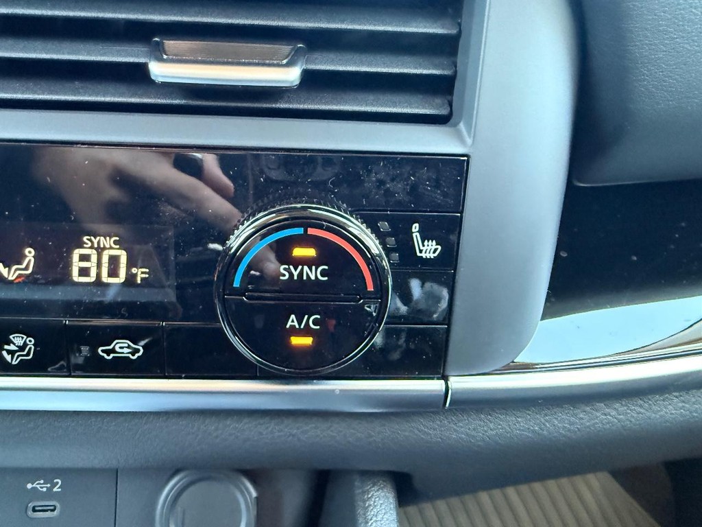 Nissan Rogue Vehicle Full-screen Gallery Image 13