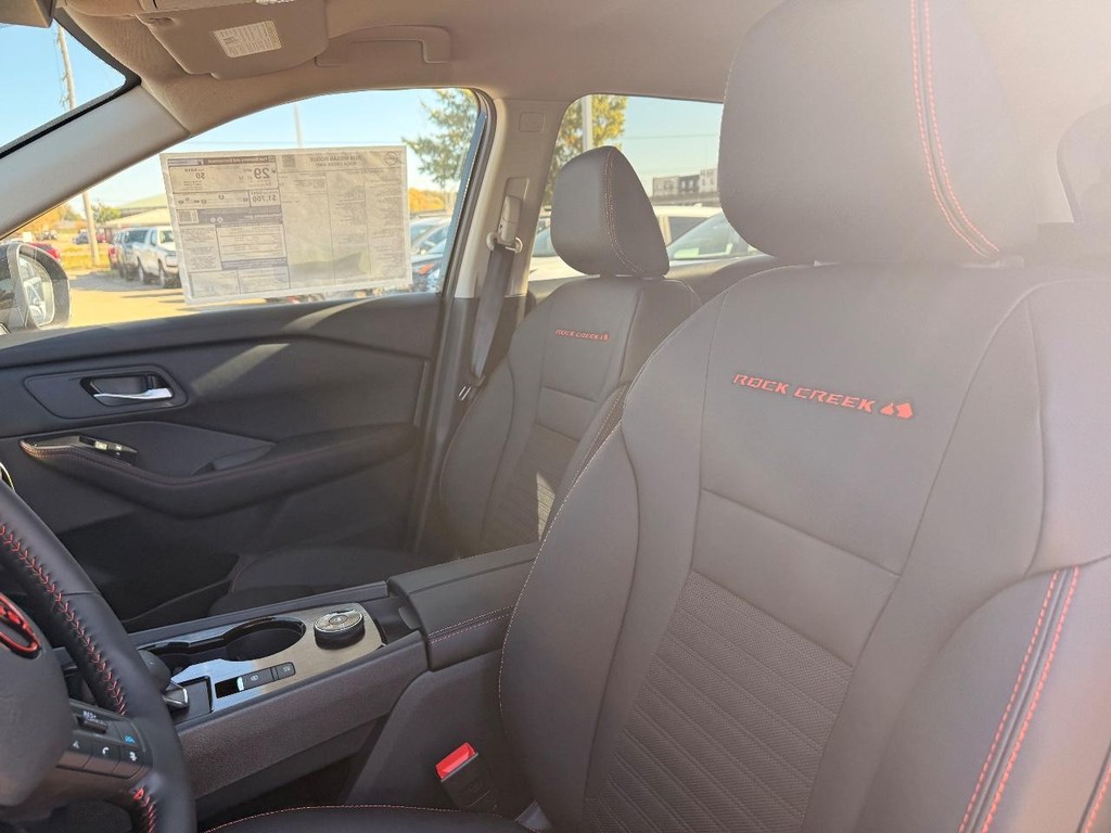 Nissan Rogue Vehicle Full-screen Gallery Image 18