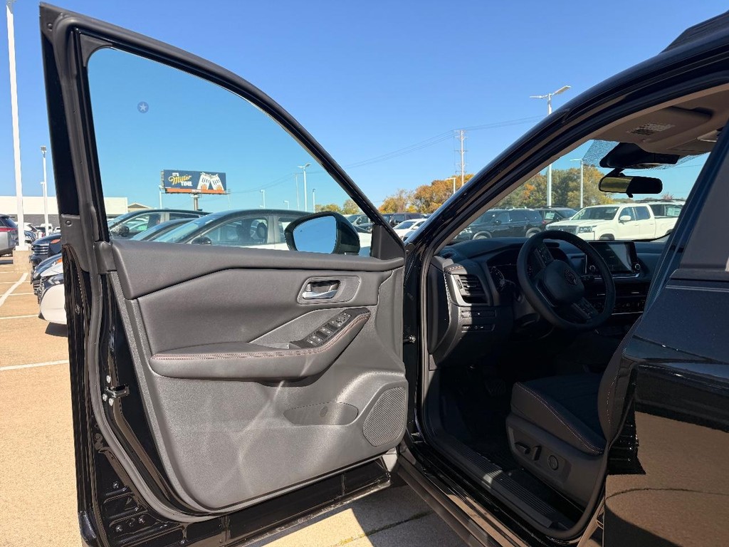 Nissan Rogue Vehicle Full-screen Gallery Image 20