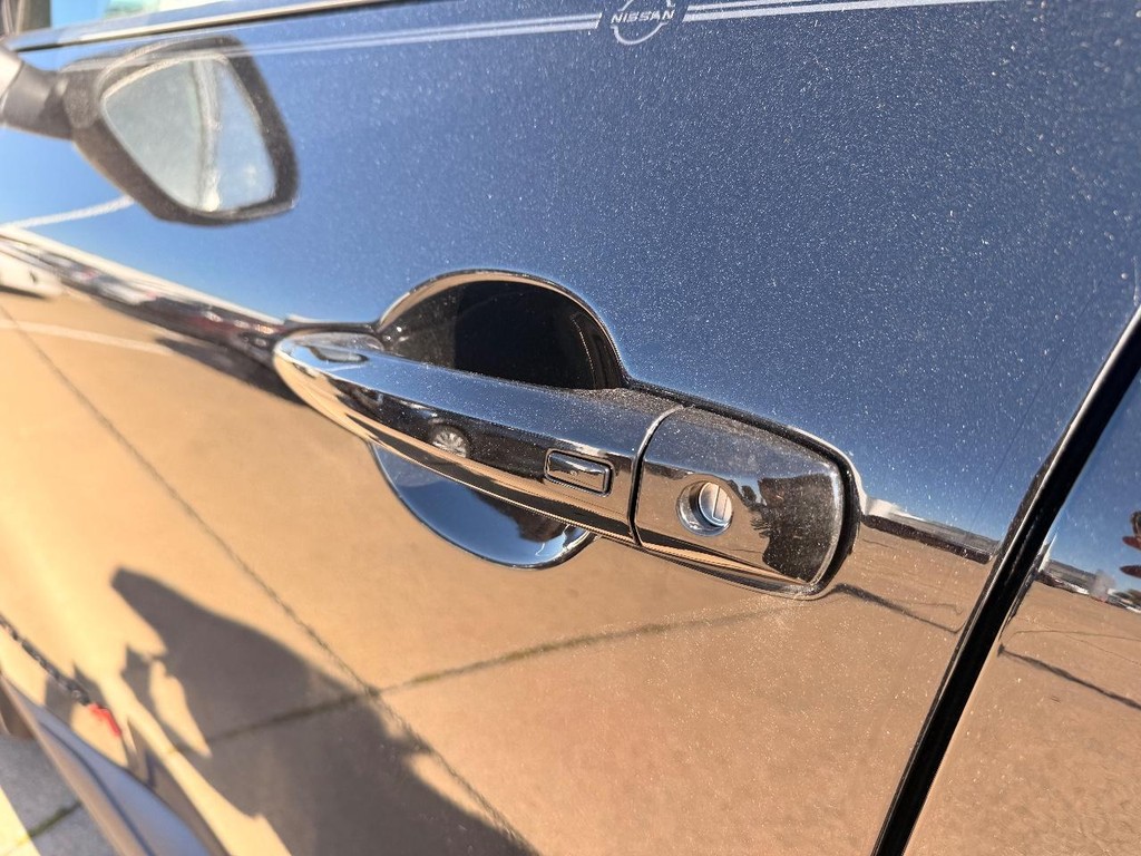 Nissan Rogue Vehicle Full-screen Gallery Image 21