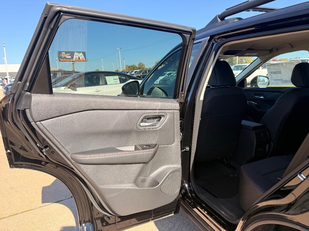 Nissan Rogue Vehicle Full-screen Gallery Image 22