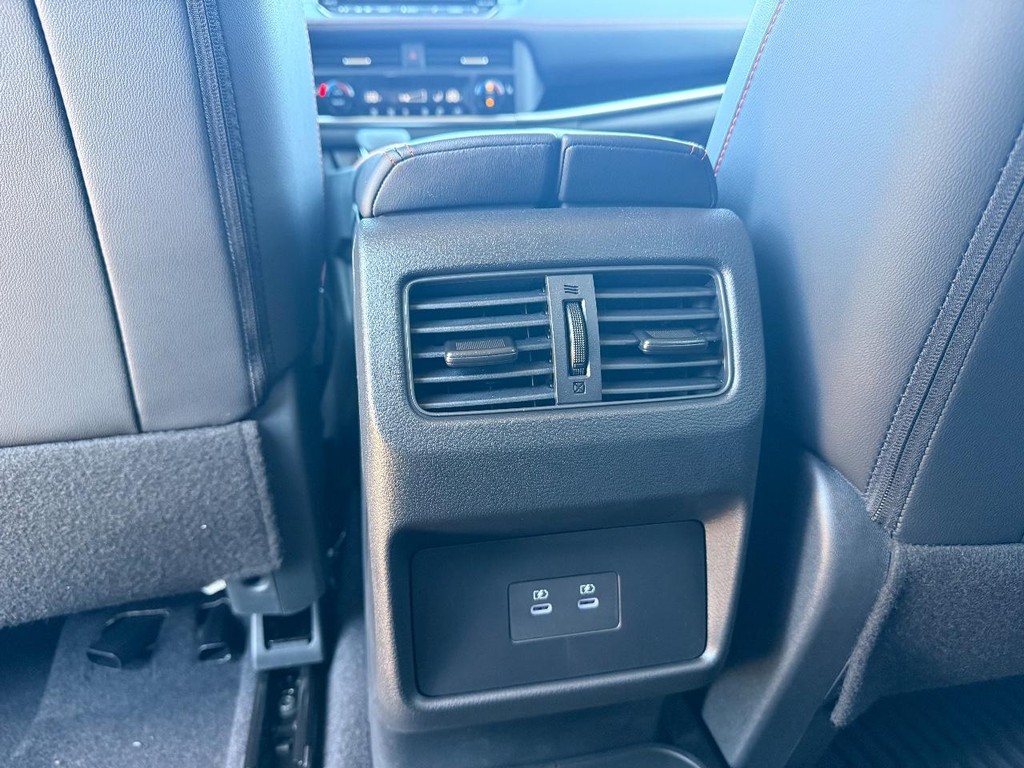 Nissan Rogue Vehicle Full-screen Gallery Image 23