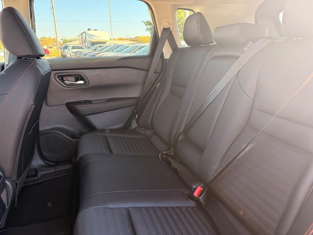 Nissan Rogue Vehicle Full-screen Gallery Image 25