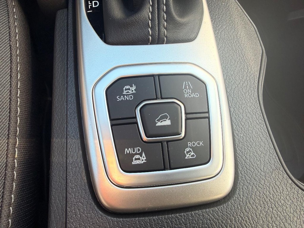 Nissan Frontier Vehicle Full-screen Gallery Image 03