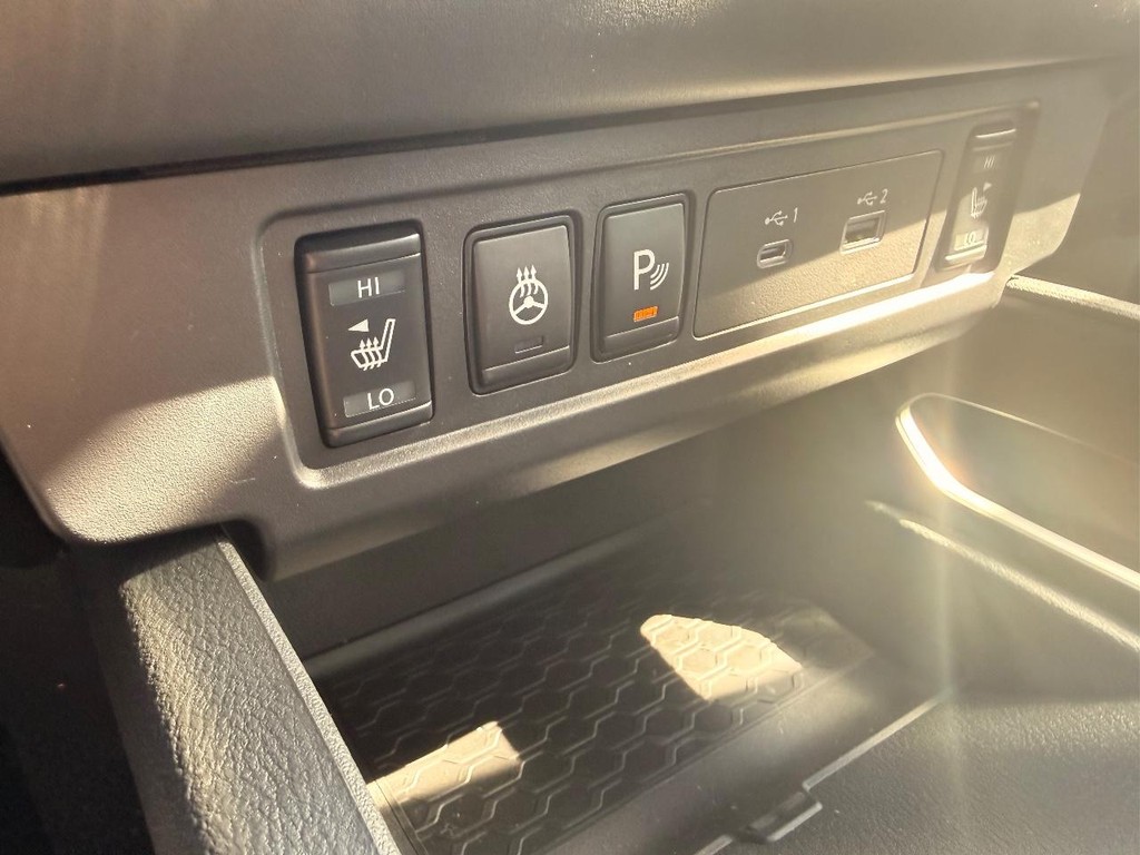 Nissan Frontier Vehicle Full-screen Gallery Image 04