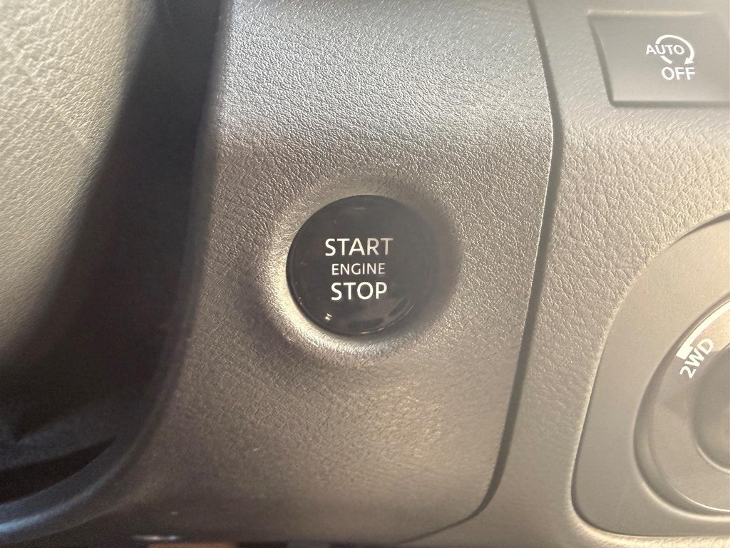 Nissan Frontier Vehicle Full-screen Gallery Image 05