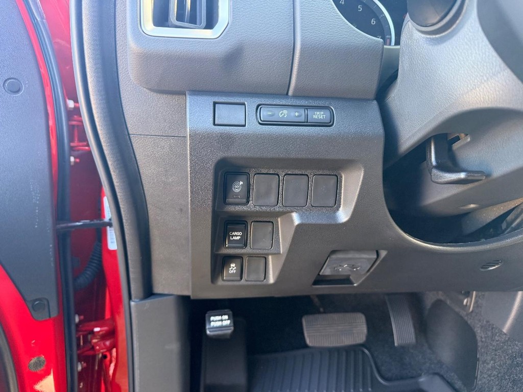 Nissan Frontier Vehicle Full-screen Gallery Image 06