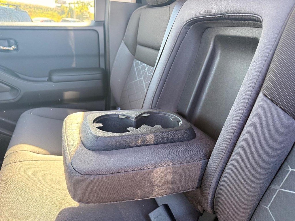 Nissan Frontier Vehicle Full-screen Gallery Image 07