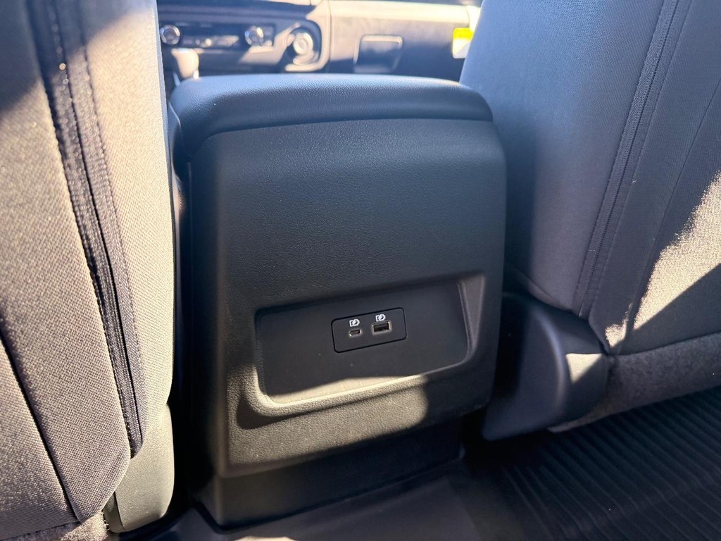 Nissan Frontier Vehicle Full-screen Gallery Image 08