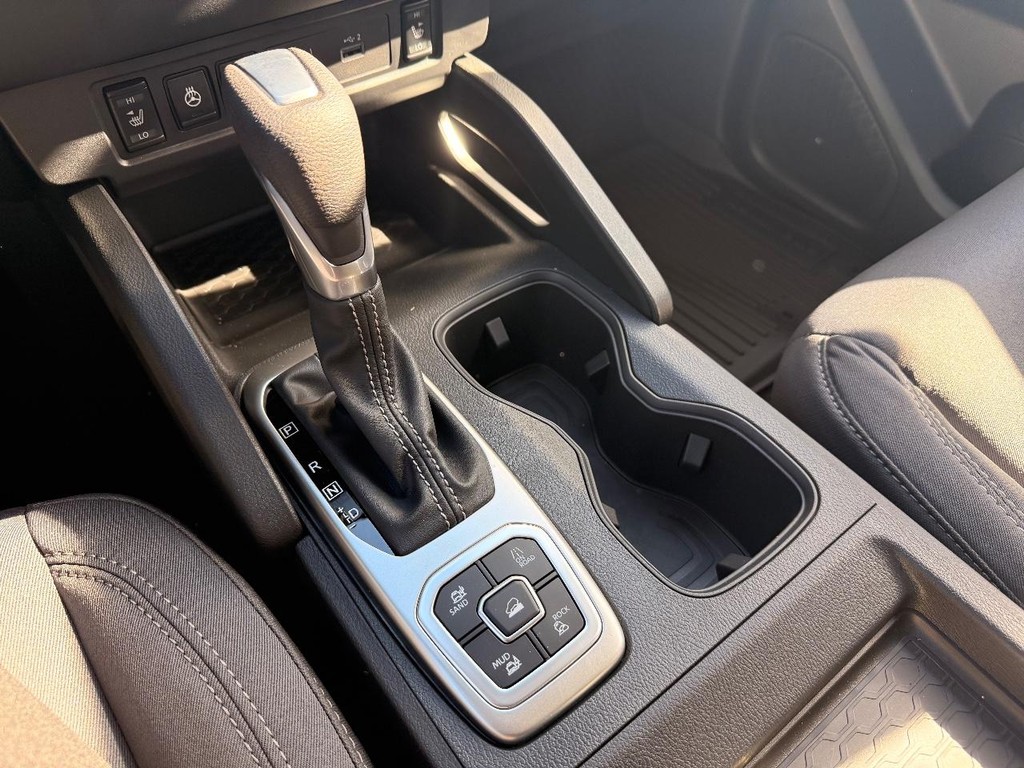 Nissan Frontier Vehicle Full-screen Gallery Image 11