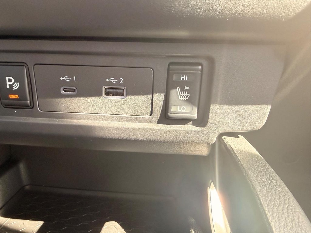 Nissan Frontier Vehicle Full-screen Gallery Image 12