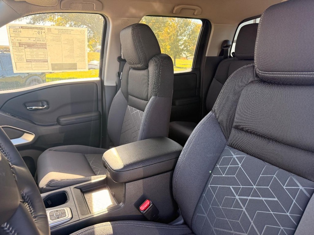 Nissan Frontier Vehicle Full-screen Gallery Image 18