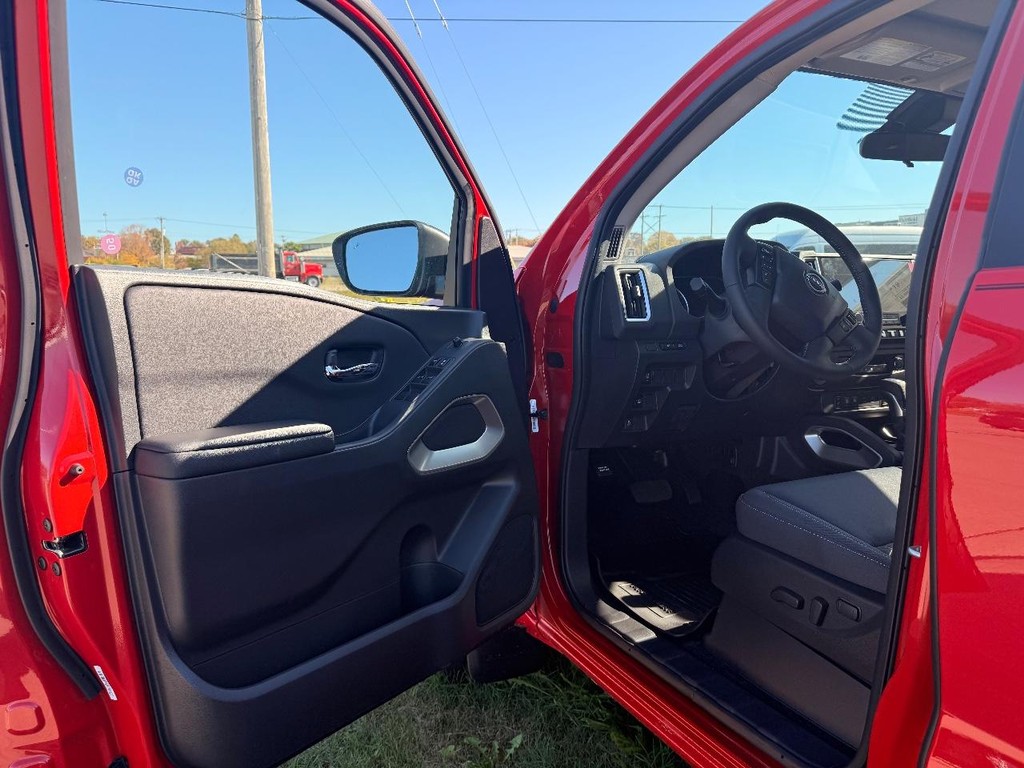 Nissan Frontier Vehicle Full-screen Gallery Image 19