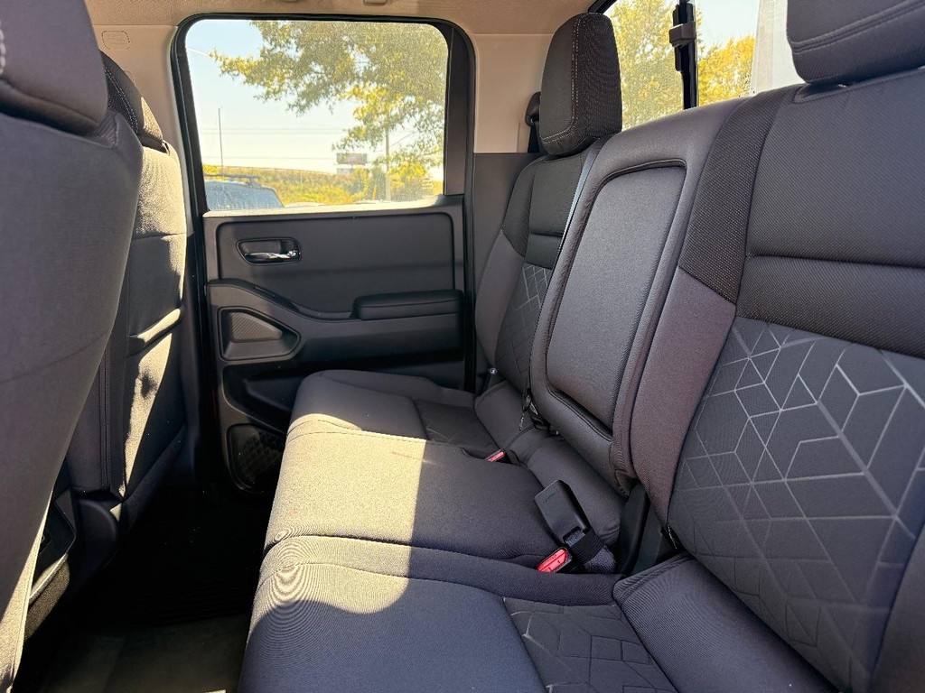 Nissan Frontier Vehicle Full-screen Gallery Image 21