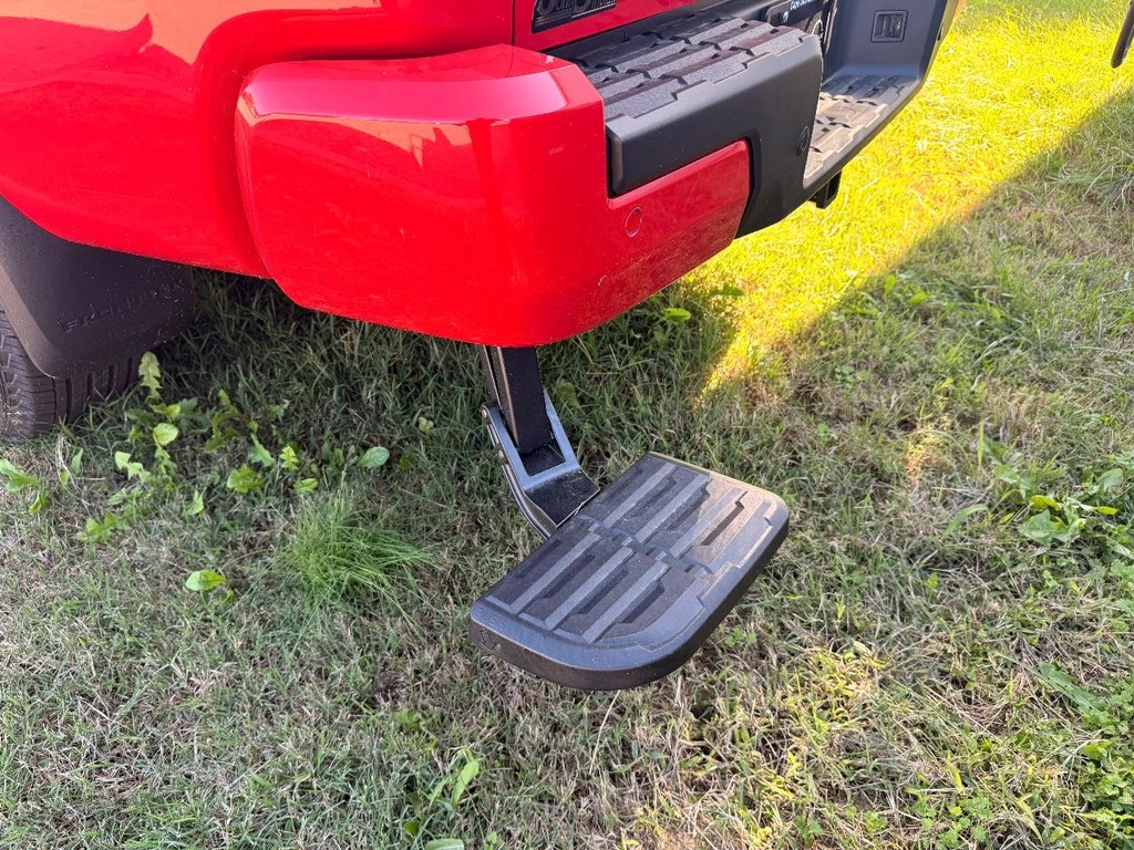 Nissan Frontier Vehicle Full-screen Gallery Image 22