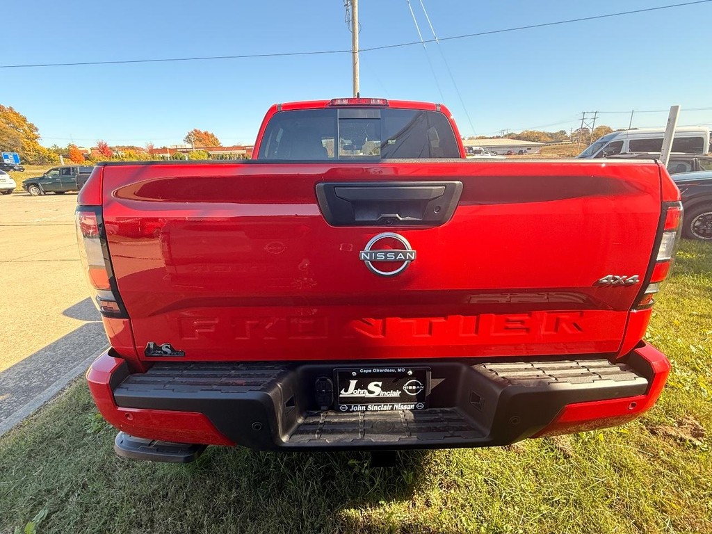 Nissan Frontier Vehicle Full-screen Gallery Image 23