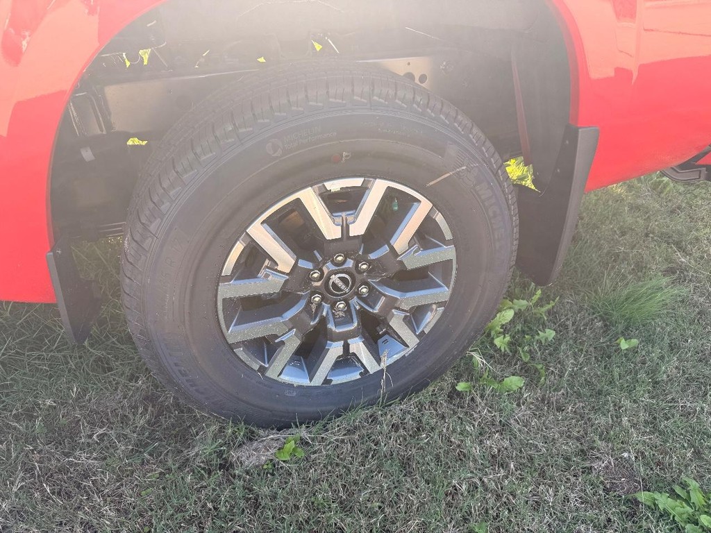 Nissan Frontier Vehicle Full-screen Gallery Image 24