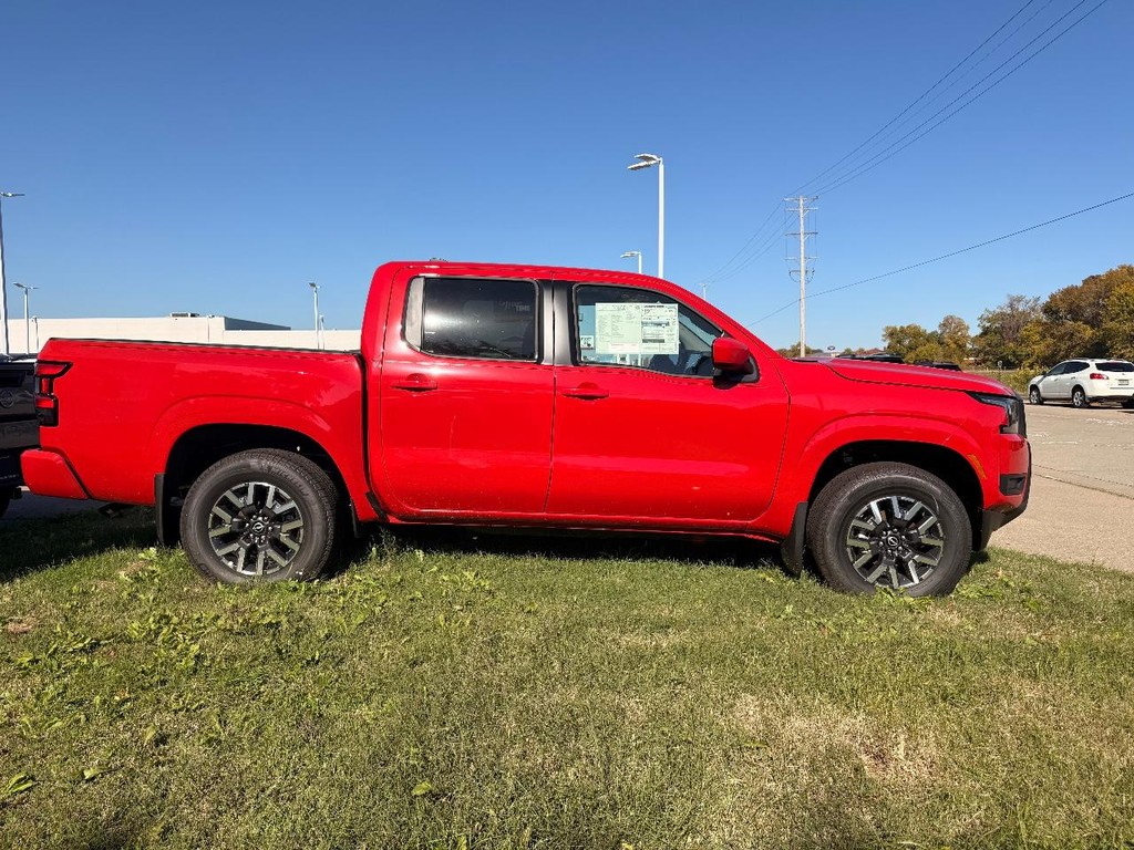 Nissan Frontier Vehicle Full-screen Gallery Image 26