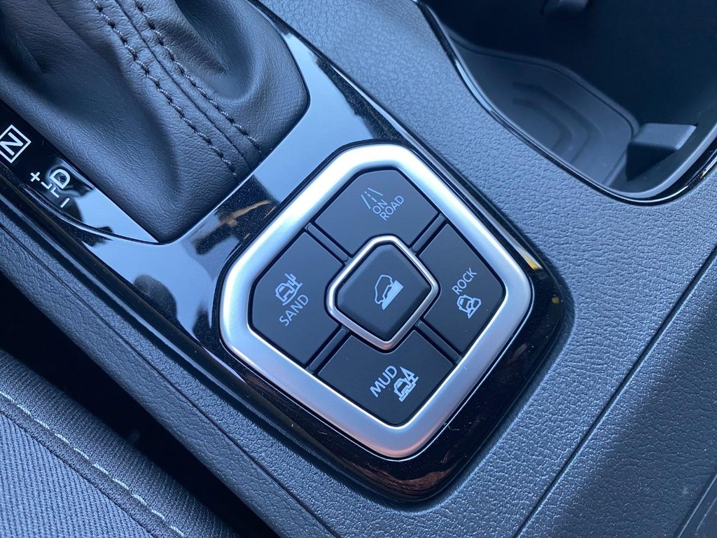 Nissan Frontier Vehicle Full-screen Gallery Image 03