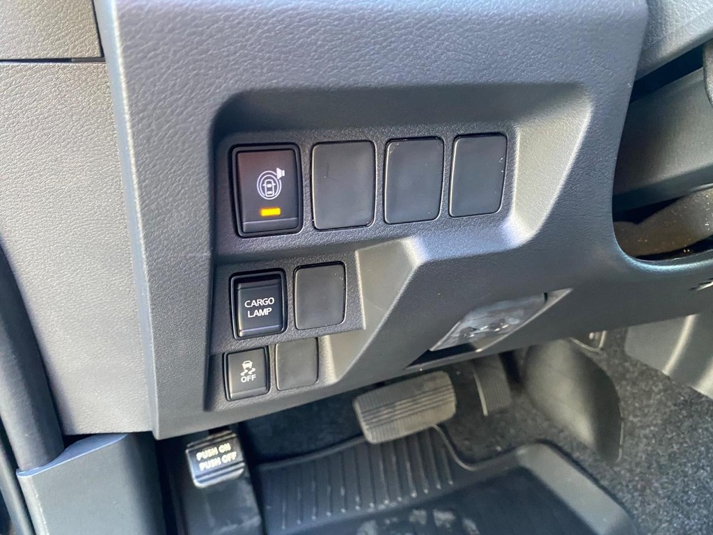 Nissan Frontier Vehicle Full-screen Gallery Image 06