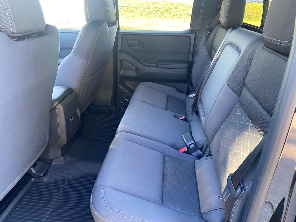 Nissan Frontier Vehicle Full-screen Gallery Image 09