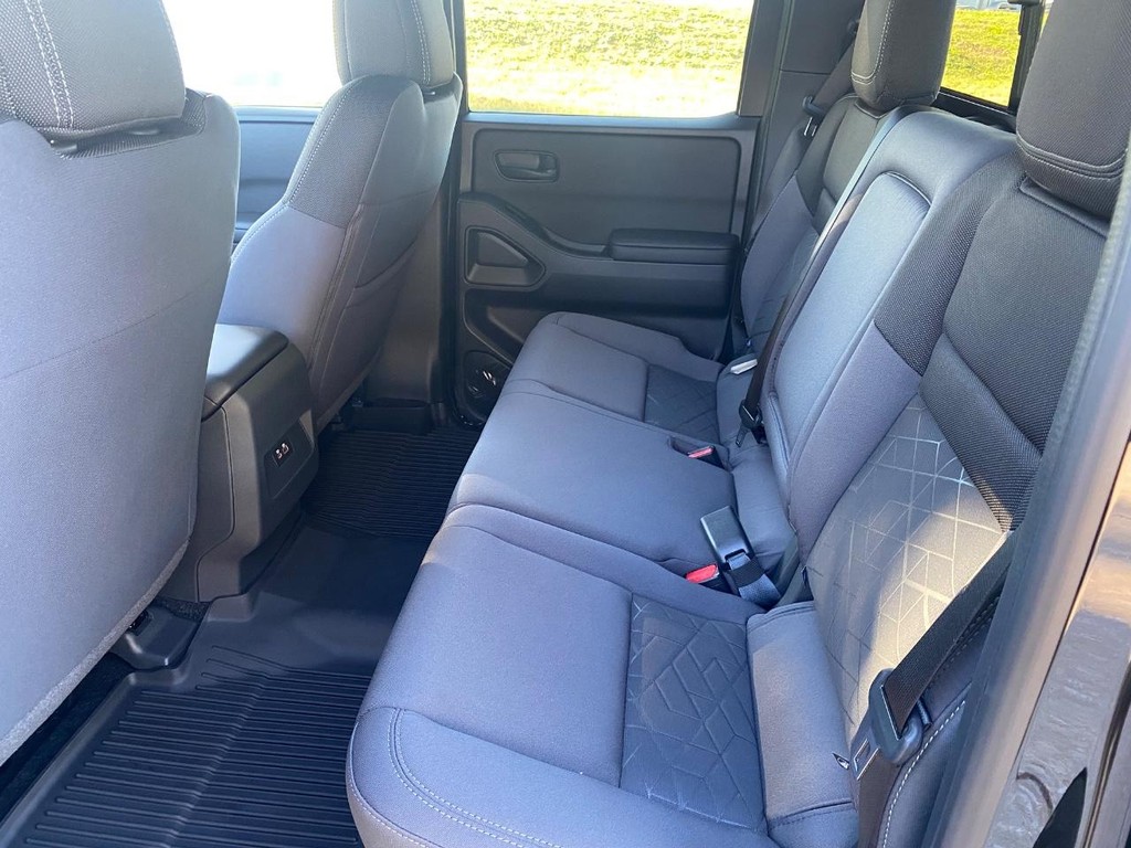 Nissan Frontier Vehicle Full-screen Gallery Image 10