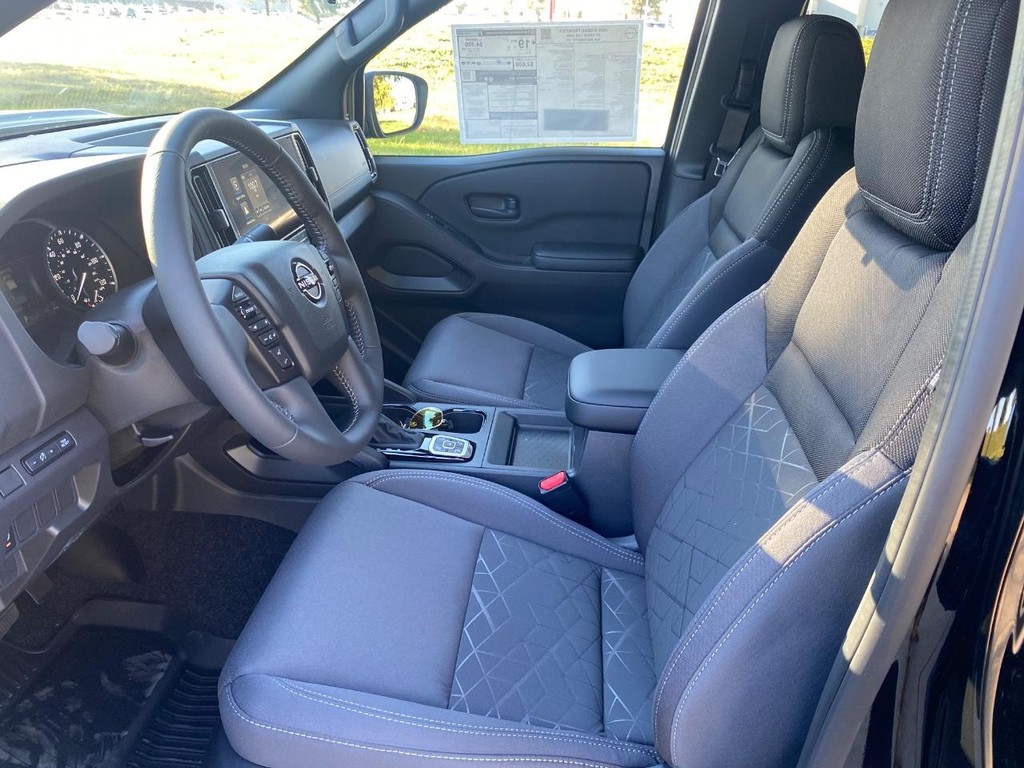 Nissan Frontier Vehicle Full-screen Gallery Image 11