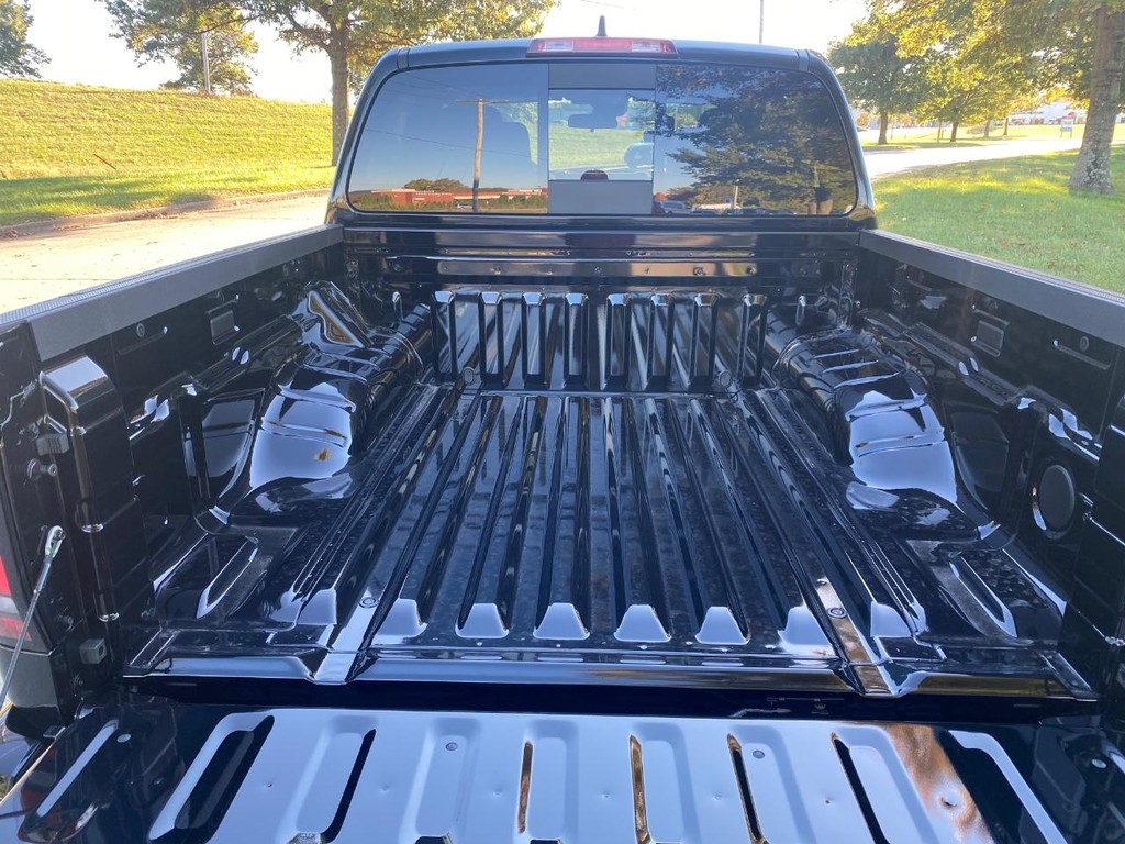 Nissan Frontier Vehicle Full-screen Gallery Image 12