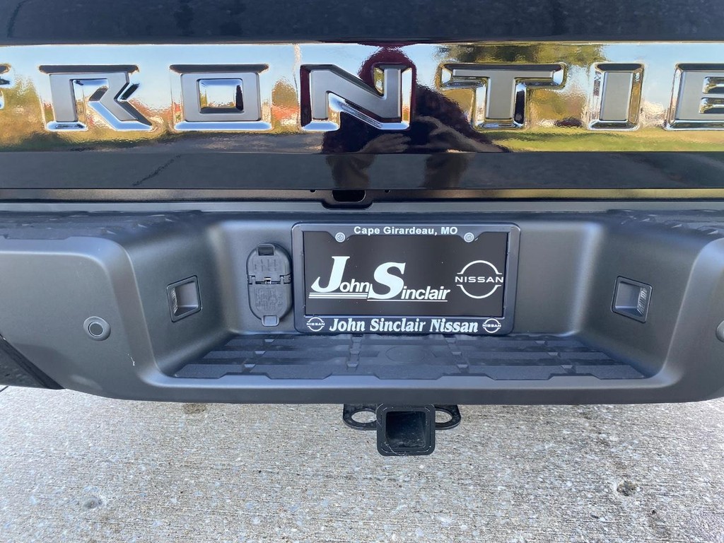 Nissan Frontier Vehicle Full-screen Gallery Image 13