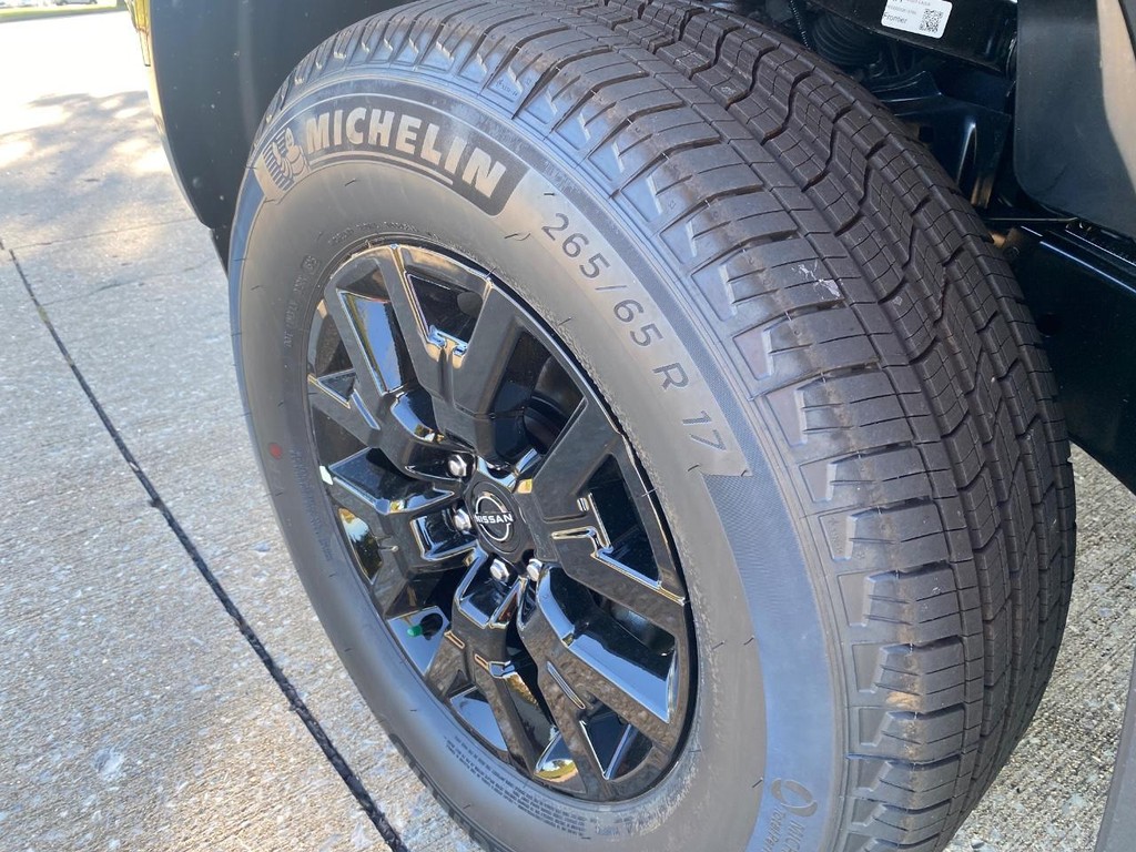 Nissan Frontier Vehicle Full-screen Gallery Image 14