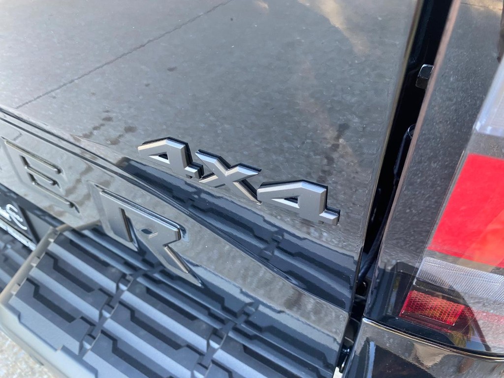 Nissan Frontier Vehicle Full-screen Gallery Image 15