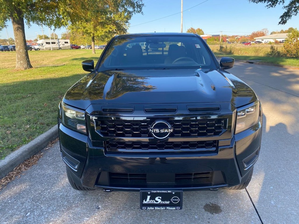 Nissan Frontier Vehicle Full-screen Gallery Image 17