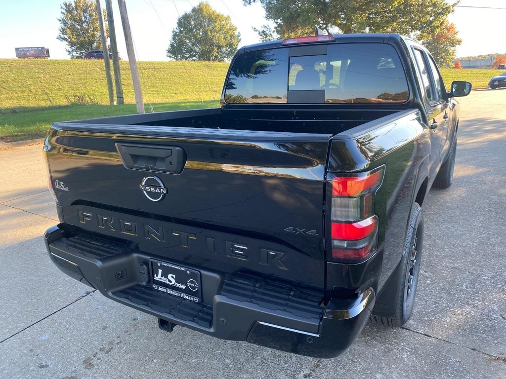 Nissan Frontier Vehicle Full-screen Gallery Image 18